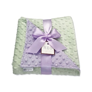 Preciosa manta de cuna para niña con lunares Minky en lavanda y verde, un bonito regalo para baby shower. Ropa de cama para habitación infantil + opción de personalizar con nombre o inicial.