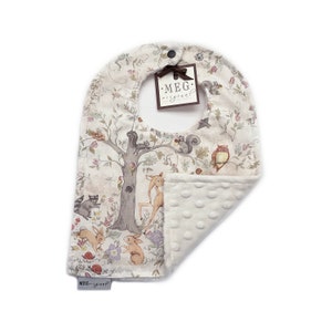 Babador ajustável de encaixe para bebês e crianças pequenas {Woodland Meadows} Cresce com o bebê e se torna uma criança pequena - Macio e durável - Forest Animals on Cream