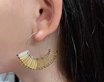 Orecchini con paillettes Orecchini con perline Orecchini a cerchio in oro 14K Orecchini a forma di C Orecchini fatti a mano Perfetti per feste di matrimonio e brillantezza quotidiana