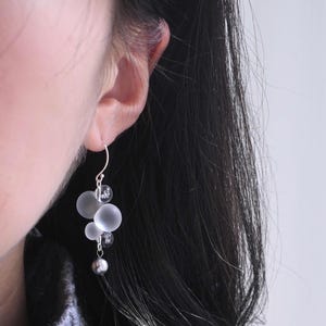 Silverbubbelörhängen, molndaggdroppehängande, eteriska glaspärlesmycken, minimalistisk ren tjejgåva, drömsk estetik