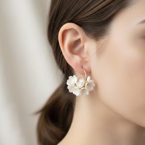 Vita tygblommorörhängen, 14K guldfyllda kameliaörhängen, lätta brudörhängen