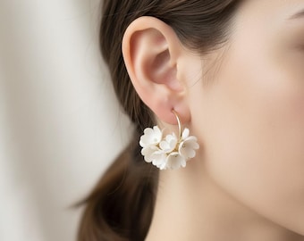 Orecchini a cerchio con fiore in tessuto bianco, camelia pendente in oro 14 carati, orecchini da sposa leggeri