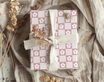 Rol roze inpakpapier met retro bloemen | Cadeaupapier voor babyshower, verjaardag en Moederdag