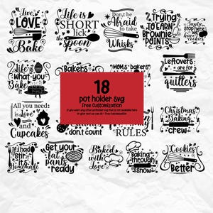 Op de afbeelding: Een verzameling van 18 SVG-ontwerpen voor pannenlappen, met verschillende bakgerelateerde citaten en illustraties in zwart. De ontwerpen bevatten zinnen als "Live, Love, Bake", "Life is Short, Lick the Spoon" en "Christmas Baking Crew". Een rode rechthoek in het midden toont het nummer 18.