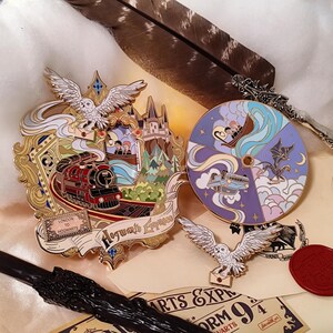 Pode incluir: Dois pinos de esmalte com tema Harry Potter. Um pino apresenta um trem e o texto "London to Hogwarts Express". O outro pino é circular com quatro cenas. Uma coruja branca com uma carta também está presente.