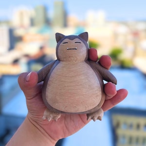 Handgefertigte Snorlax Holzfigur – Taschenmonster-inspiriertes Sammlerstück für Fans, minimalistische Schreibtischdekoration & Naturliebhaber - Premium Geschenkbox