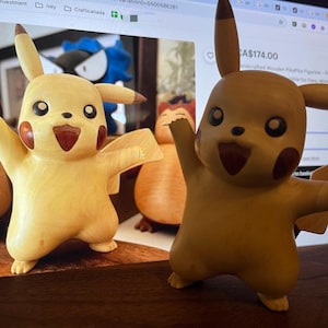 Figurine PikaPika en bois fabriquée à la main - Objet de collection de poche inspiré des monstres pour les fans, les amateurs de décoration de bureau minimaliste et les amoureux de la nature - Coffret cadeau premium