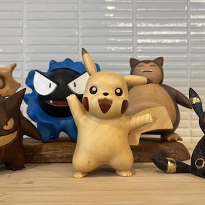 Figurine PikaPika en bois fabriquée à la main - Objet de collection inspiré des monstres pockeys pour les fans, les amateurs de décoration de bureau minimaliste et les amoureux de la nature