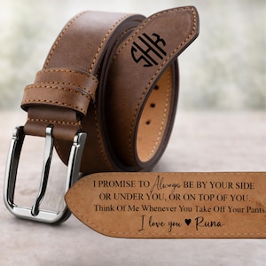 以下が含まれることがあります： シルバーのバックルが付いた茶色の革ベルト。ベルトには「SHB」の文字が入ったモノグラムタブが付いています。ベルトの端には「I PROMISE TO Always BE BY YOUR SIDE OR UNDER YOU, OR ON TOP OF YOU. Think Of Me Whenever You Take Off Your Pants. I love you Runa.」と書かれています。