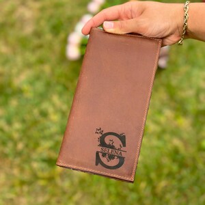 Cartera de cuero fina personalizada para mujer, regalo personalizado para el Día de la Madre, cartera de cuero minimalista larga para ella, regalo de tercer aniversario para esposa.