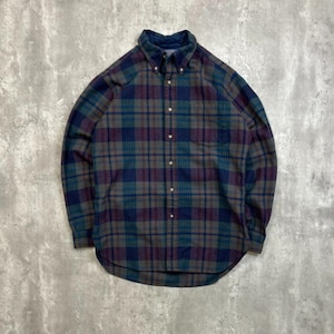 以下が含まれることがあります： 青、緑、バーガンディの色合いのボタンダウンチェックシャツ。長袖シャツは、クラシックな襟、胸ポケット、ボタン留めが特徴です。シャツは柔らかい織り生地で作られています。