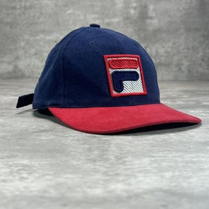Gorra vintage Fila de los 90 con logo bordado, bicolor y cierre ajustable. Talla única. imagen 1
