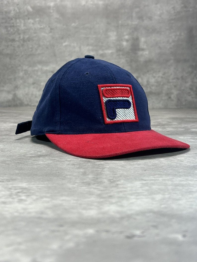Gorra vintage Fila de los 90 con logo bordado, bicolor y cierre ajustable. Talla única. imagen 1