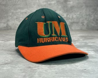 Gorra ajustada vintage de los 90 de los Miami Hurricanes de la NCAA con logotipo bordado, talla 7, color verde.