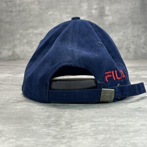 Gorra vintage Fila de los 90 con logo bordado, bicolor y cierre ajustable. Talla única. imagen 4