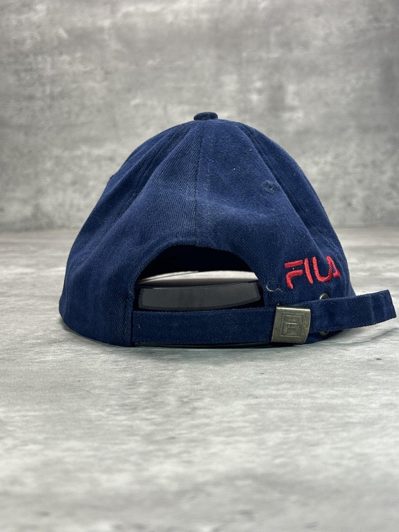 Gorra vintage Fila de los 90 con logo bordado, bicolor y cierre ajustable. Talla única. imagen 4