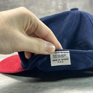 Gorra vintage Fila de los 90 con logo bordado, bicolor y cierre ajustable. Talla única. imagen 7
