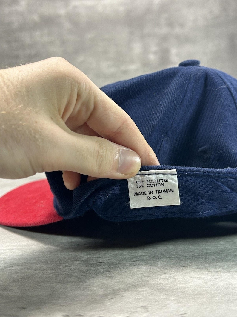 Gorra vintage Fila de los 90 con logo bordado, bicolor y cierre ajustable. Talla única. imagen 7