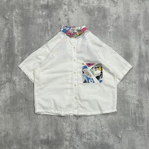 Camicia corta con bottoni, taglia S, con patchwork di grafica vintage a cartoni animati rielaborata.