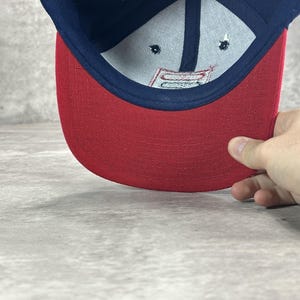 Gorra vintage Fila de los 90 con logo bordado, bicolor y cierre ajustable. Talla única. imagen 6
