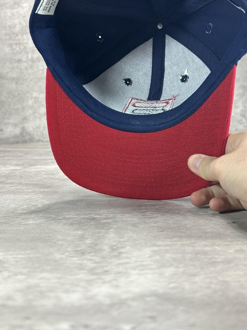 Gorra vintage Fila de los 90 con logo bordado, bicolor y cierre ajustable. Talla única. imagen 6
