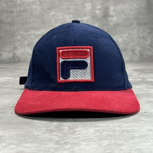 Gorra vintage Fila de los 90 con logo bordado, bicolor y cierre ajustable. Talla única. imagen 2
