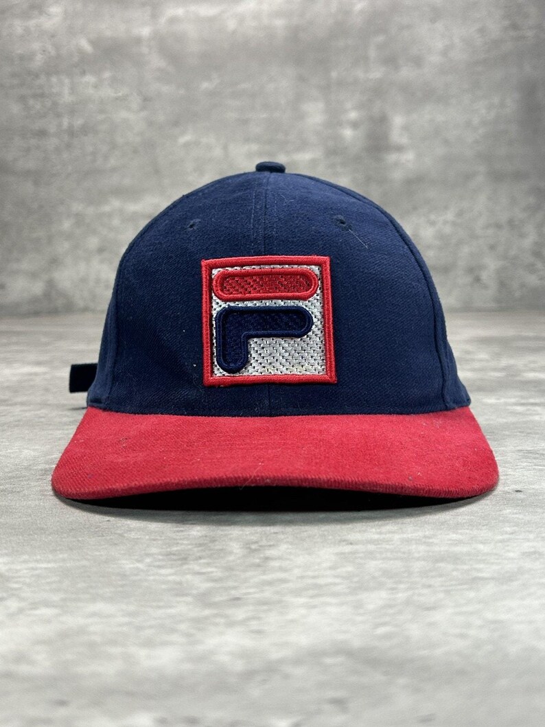 Gorra vintage Fila de los 90 con logo bordado, bicolor y cierre ajustable. Talla única. imagen 2