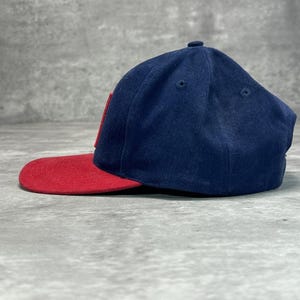 Gorra vintage Fila de los 90 con logo bordado, bicolor y cierre ajustable. Talla única. imagen 5