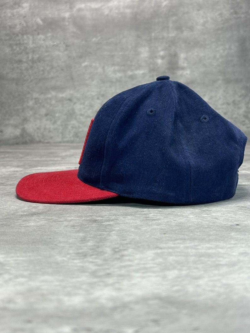 Gorra vintage Fila de los 90 con logo bordado, bicolor y cierre ajustable. Talla única. imagen 5