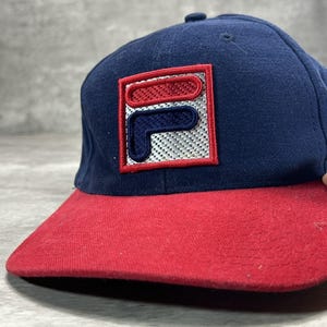 Gorra vintage Fila de los 90 con logo bordado, bicolor y cierre ajustable. Talla única. imagen 8