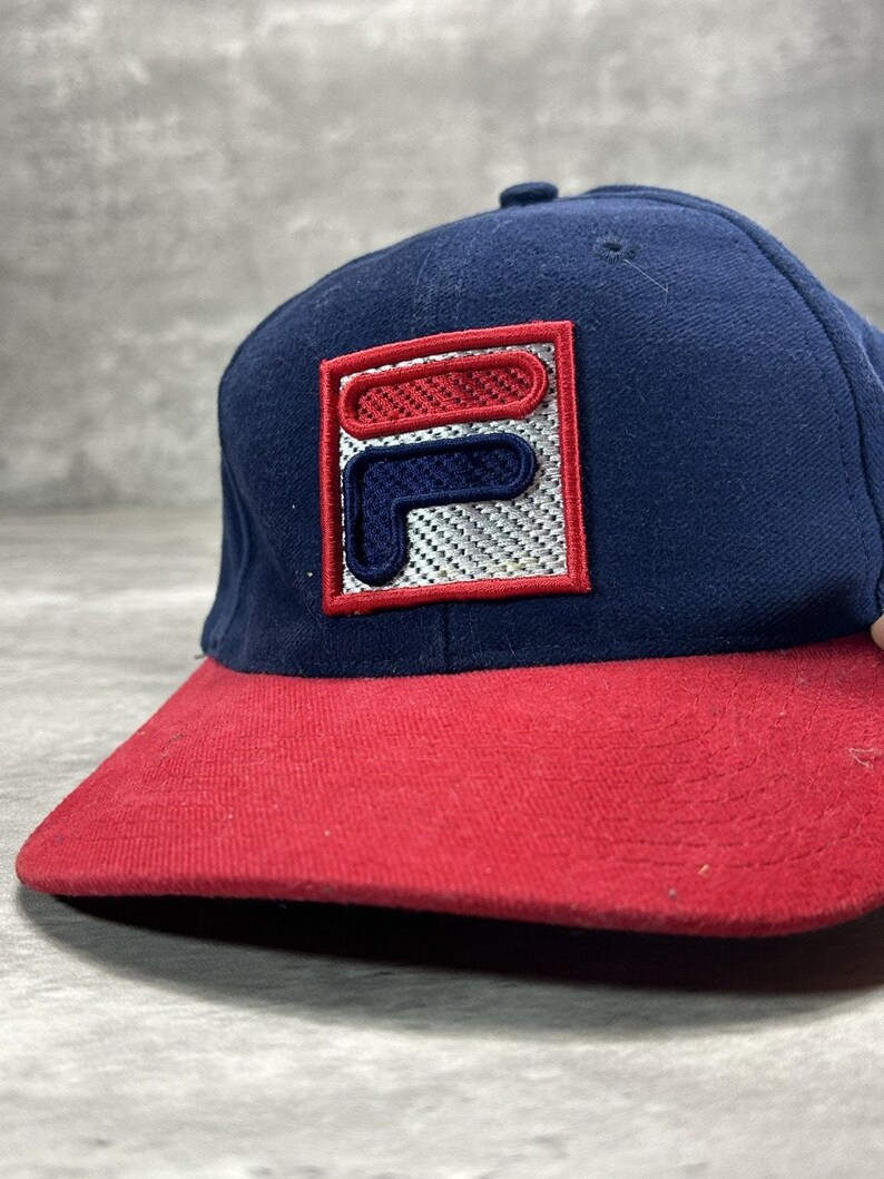 Gorra vintage Fila de los 90 con logo bordado, bicolor y cierre ajustable. Talla única. imagen 8