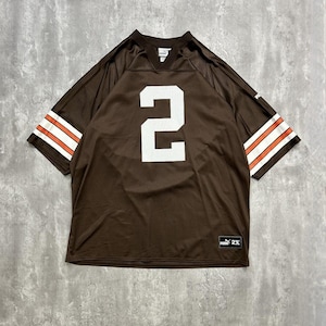 Pode incluir: Camisola de futebol castanha com o número 2 em branco na frente. A camisola tem riscas brancas e laranja nas mangas. A camisola é tamanho 2XL.