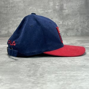 Gorra vintage Fila de los 90 con logo bordado, bicolor y cierre ajustable. Talla única. imagen 3