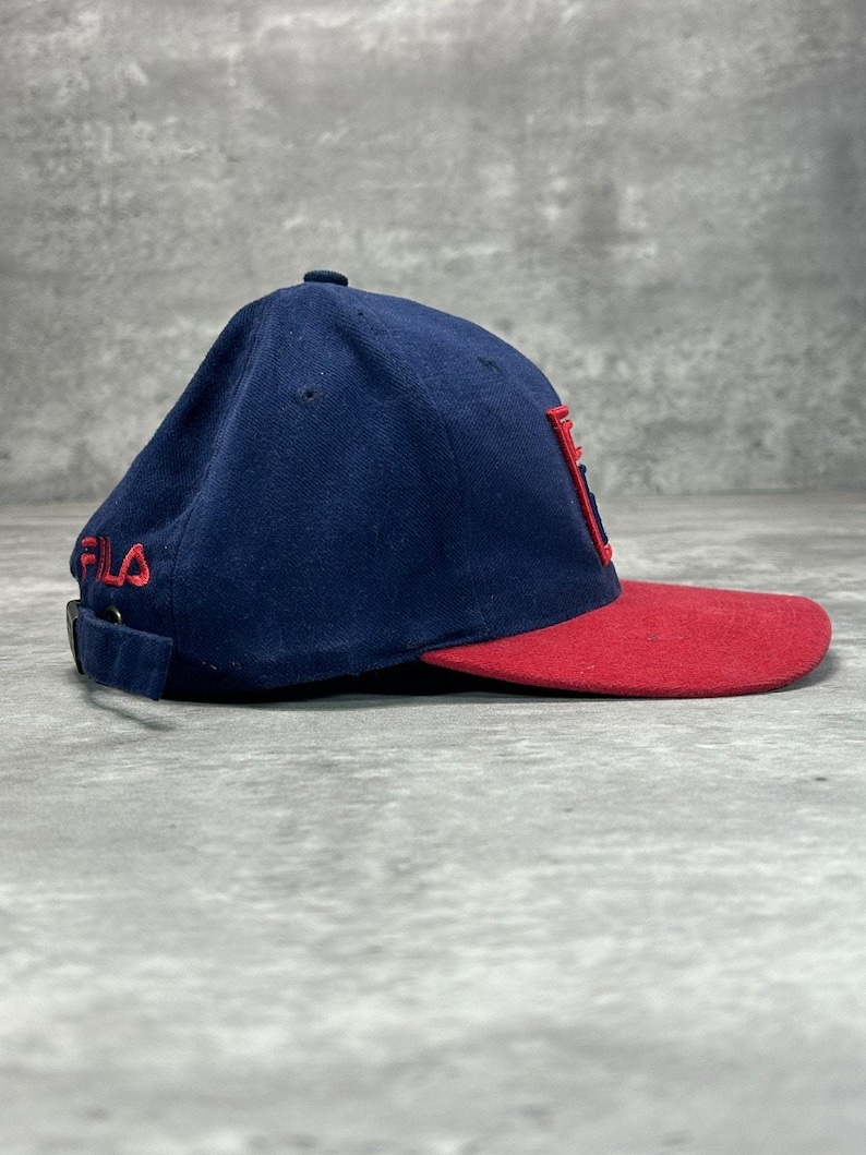 Gorra vintage Fila de los 90 con logo bordado, bicolor y cierre ajustable. Talla única. imagen 3