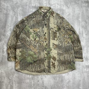 以下が含まれることがあります： つや消し仕上げの、斑点模様のセラミックマグカップ3個セット。マグカップはクリーム色、ライトブラウン、ダークブラウンの3色。各マグカップはシンプルでミニマルなデザインです。