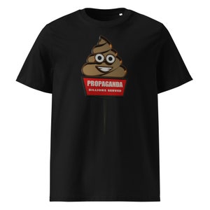 Puede incluir: Camiseta negra con un emoji de caca marrón con una cara sonriente y el texto "PROPAGANDA BILLIONS SERVED" en un cartel rojo.