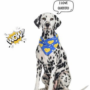 Puede incluir: Un perro dálmata con un pañuelo azul con formas de queso amarillo. Una burbuja de diálogo sobre el perro dice "I LOVE QUESITO". Un gráfico amarillo "WOW!" está a la izquierda.