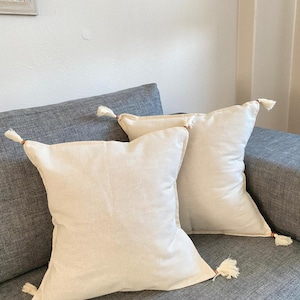 Handgemaakte natuurlijke linnen kussenslopen met kwastje (set van 2). Boho boerderijkussenhoezen, sierkussen rustiek decor