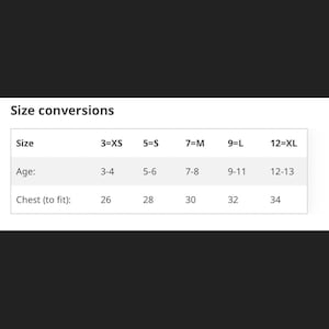 以下が含まれることがあります： 子供服のサイズ変換表。表には、各サイズ（XS、S、M、L、XL）に対応する年齢層、サイズ、胸囲（インチ）が表示されています。