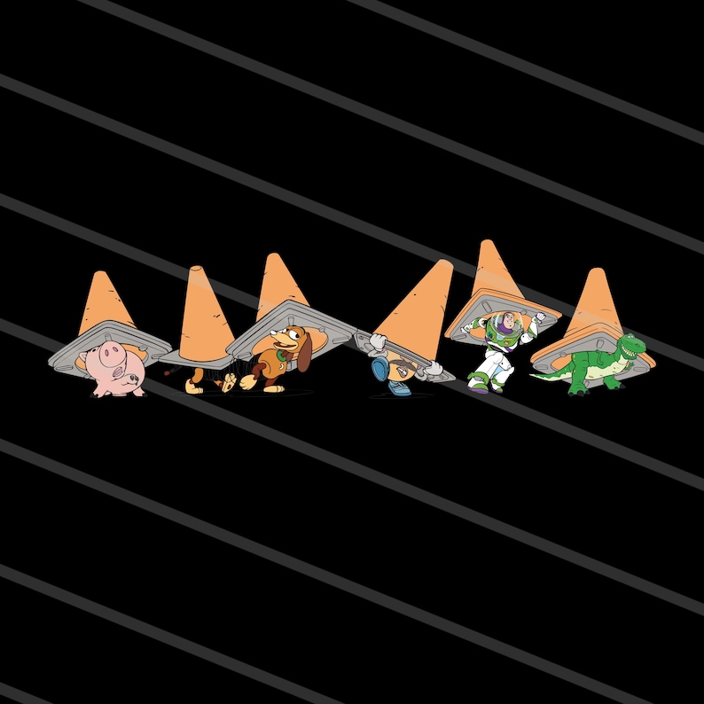 K&ouml;nnte beinhalten: Cartoon-Illustration mit Figuren aus Toy Story, darunter Hamm, Slinky Dog, Buzz Lightyear, Rex und ein gr&uuml;ner Alien, die sich jeweils unter einem orangefarbenen Verkehrskegel verstecken. Schwarzer Hintergrund mit diagonalen wei&szlig;en Streifen.