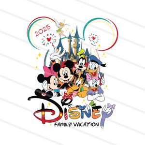 Pode incluir: Uma ilustração colorida do Mickey Mouse, Minnie Mouse, Pato Donald, Pateta e Pluto em frente ao Castelo da Cinderela. O texto "Disney Family Vacation" está abaixo dos personagens. O ano 2025 está em um círculo vermelho na parte superior da imagem.