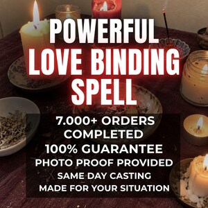 Op de afbeelding: Een verzameling brandende kaarsen, wierook en kleine schaaltjes met kruiden op een donkerpaarse doek. De tekst luidt: POWERFUL LOVE BINDING SPELL, 7.000+ ORDERS COMPLETED, 100% GUARANTEE, PHOTO PROOF PROVIDED, SAME DAY CASTING, MADE FOR YOUR SITUATION.
