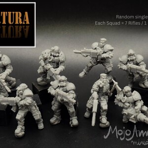 May include: A collection of gray miniature figures, each armed with rifles and heavy weapons. The figures are in various poses, suggesting action. The image includes text that reads "EN COBERTURA" and "Mojo Amok miniatures."