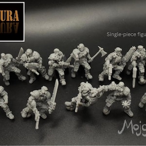 May include: A collection of gray miniature figures in various action poses, each holding weapons like swords, axes, and guns. The figures are single-piece and come in 15 different poses. The image includes text that says "En Cobertura" and "MojoAmok miniatures."