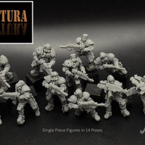 May include: A collection of gray miniature soldier figures in various action poses, each holding a rifle. The figures are on small black bases. The image includes text that reads "EN COBERTURA" and "Single Piece Figures in 14 Poses."