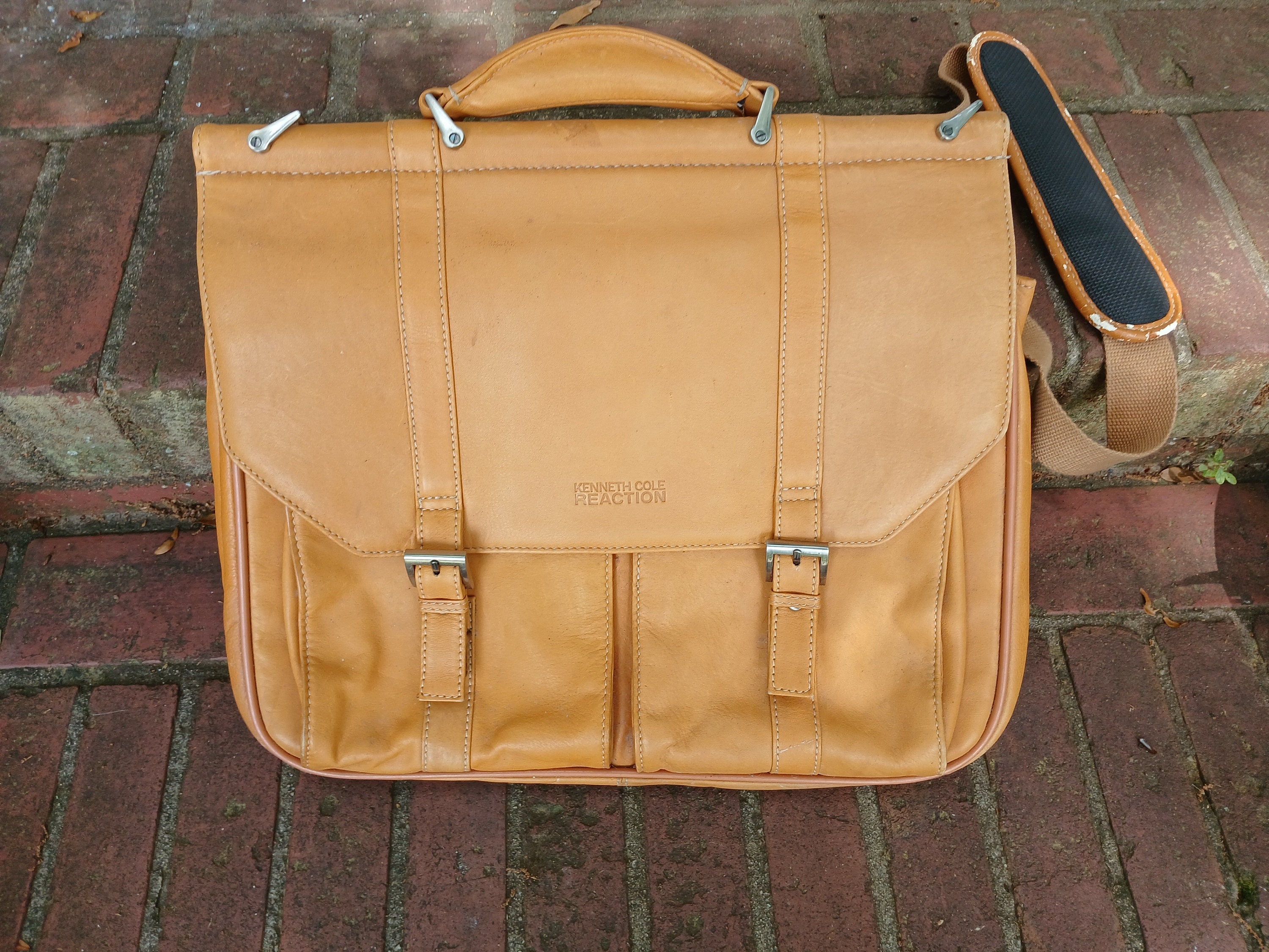Kenneth cole men's messenger bag 2025
