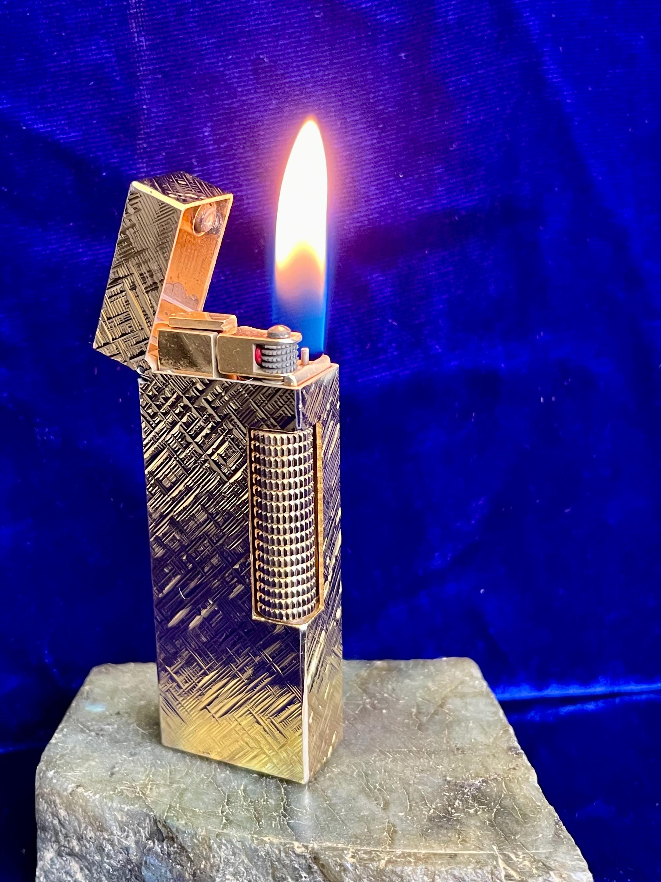 デコピンS.T. Dupont 金メッキライター オリジナルボックス付き S.T. Dupontデュポン L1 ガスライター 金メッキ 格子模様 小型