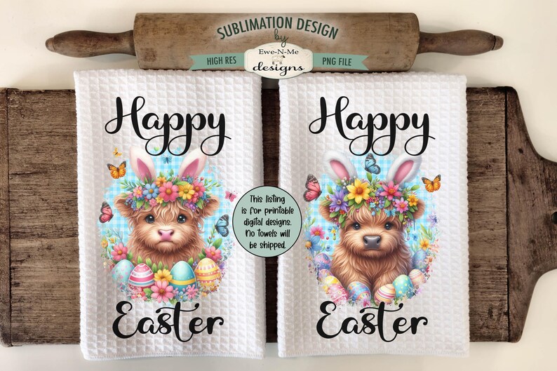 Pu&ograve; includere: Due asciugamani da cucina bianchi con un design a sublimazione che presenta una mucca delle Highlands di cartone animato con una corona di fiori e orecchie di coniglio. Il testo "Buona Pasqua" &egrave; stampato su ogni asciugamano.