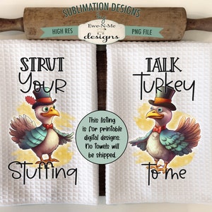 Könnte beinhalten: Zwei weiße Küchentücher mit Thanksgiving-Motiv. Das linke Handtuch zeigt einen Cartoon-Truthahn mit Zylinder und Fliege mit dem Text "Strut Your Stuffing". Das rechte Handtuch zeigt einen Cartoon-Truthahn mit Zylinder und Fliege mit dem Text "Talk Turkey To Me".