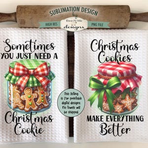 Op de afbeelding: Twee witte keukenhanddoeken met wafelweefsel met kerstkoekjesontwerpen. E&eacute;n handdoek leest "Sometimes you just need a Christmas Cookie" met een potje peperkoek. De andere zegt "Christmas Cookies Make Everything Better".